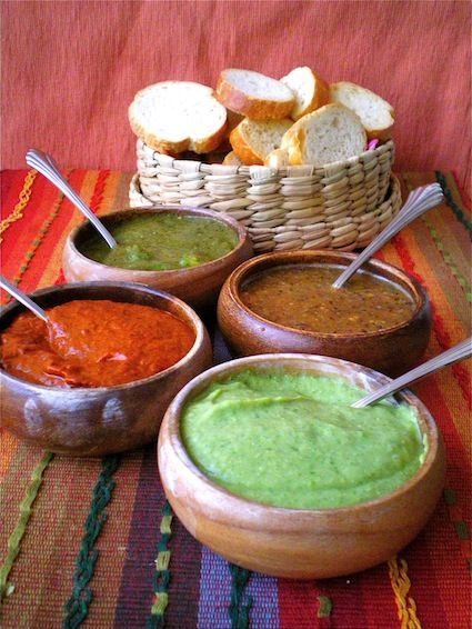 Diferentes salsas mexicanas en taller de salsas en Barcelona