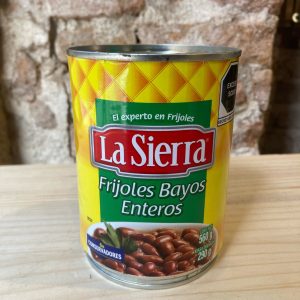 Lata de frijoles bayos enteros