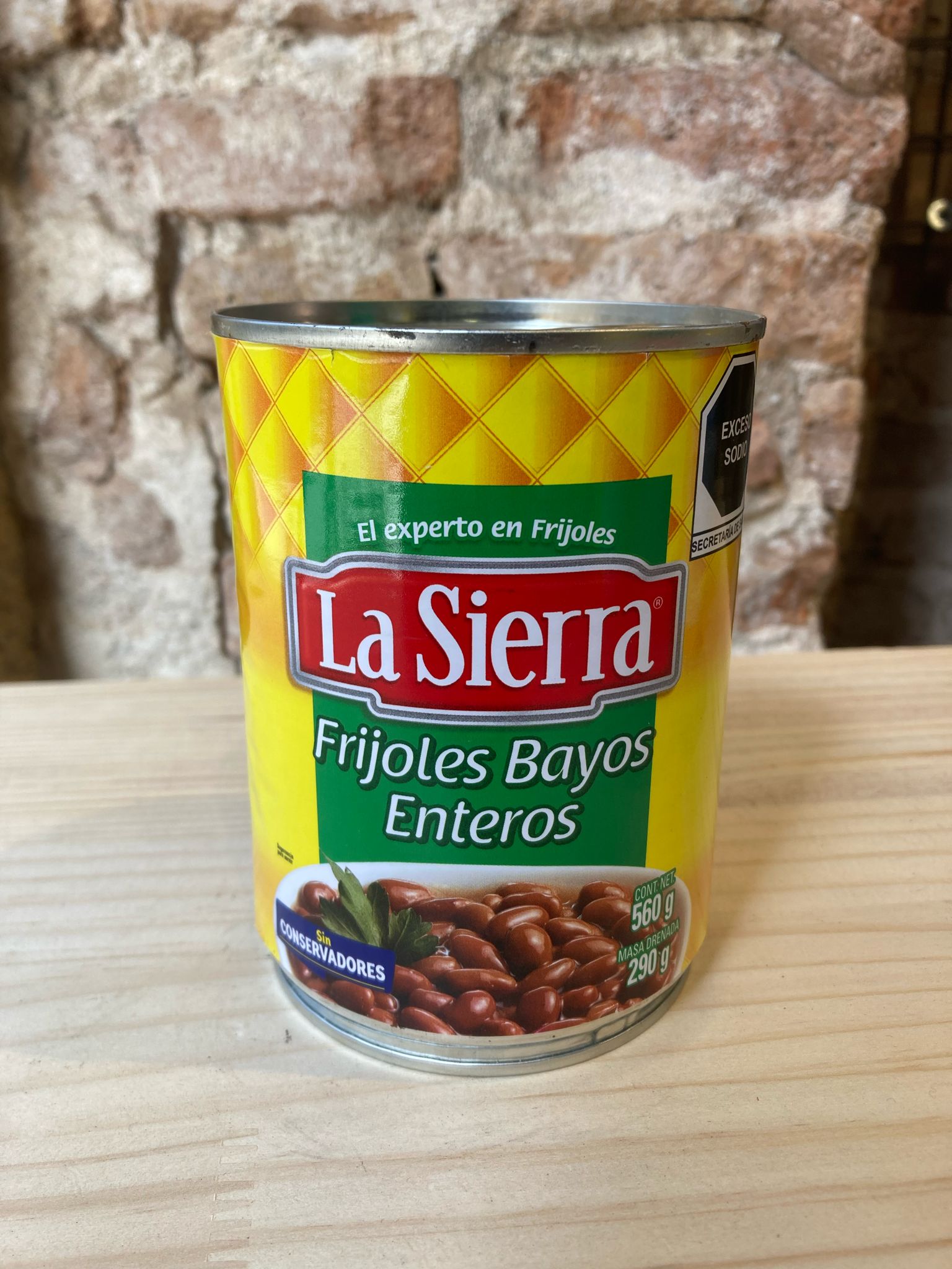 Lata de frijoles bayos enteros