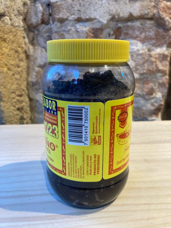 Bote de mole en tienda mexicana en Barcelona