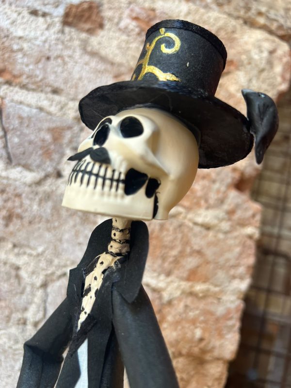 Catrín con sombrero en tienda en España