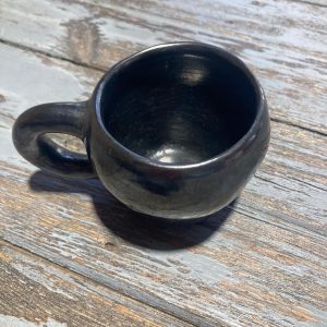 Las vajillas de barro negro de Oaxaca son una joya de la artesanía mexicana, reconocidas por su belleza y singularidad. Este material, que proviene de la rica tierra oaxaqueña, no solo es un símbolo cultural, sino también una muestra del talento y la tradición de los artesanos de la región. ¿Qué es el barro negro? El barro negro es un tipo de cerámica que se caracteriza por su color oscuro y su acabado brillante. Su proceso de elaboración se remonta a siglos atrás y es parte integral de la identidad oaxaqueña. Las vajillas son creadas a mano, lo que les otorga un carácter único y auténtico. Proceso de elaboración La creación de vajillas de barro negro comienza con la recolección de la arcilla, que es moldeada a mano utilizando técnicas tradicionales. Después de ser moldeadas, las piezas se secan al sol y se cocinan en hornos de leña. Este proceso no solo resalta la belleza natural del barro, sino que también les confiere resistencia y durabilidad. Usos y beneficios Las vajillas de barro negro no solo son decorativas; son ideales para servir alimentos. Su capacidad para retener el calor las convierte en una opción perfecta para comidas calientes. Además, su diseño artesanal las hace perfectas para cualquier ocasión, desde cenas informales hasta celebraciones especiales. Conservación y sostenibilidad Elegir vajillas de barro negro de Oaxaca es también una elección sostenible. Al apoyar a los artesanos locales, contribuyes a la preservación de técnicas ancestrales y a la economía de la región. La producción de estas piezas se realiza con métodos tradicionales que minimizan el impacto ambiental. Dónde comprar Si buscas vajillas de barro negro de Oaxaca en Europa puedes encontrarlas en La Revuelta. Somos especialistas en importación de artesanía mexicana a Europa y nos preocupamos para que los productos lleguen en excelentes condiciones a tu casa y con los requisitos sanitarios necesarios. Certificado de sanidad La Revuelta cumple con la normativa del Real Decreto 891/206 de límites de cadmio y plomo, y disponemos de certificados para avalar esta normativa. Conclusión Este plato ensalada barro negro y la vajilla de barro negro de Oaxaca son más que simples utensilios; son una representación del arte y la cultura mexicana. Invertir en estas piezas es una forma de celebrar la tradición y apoyar a los artesanos que mantienen viva esta herencia. ¡Descubre la belleza y funcionalidad de estas maravillosas vajillas y añade un toque auténtico a tu hogar!