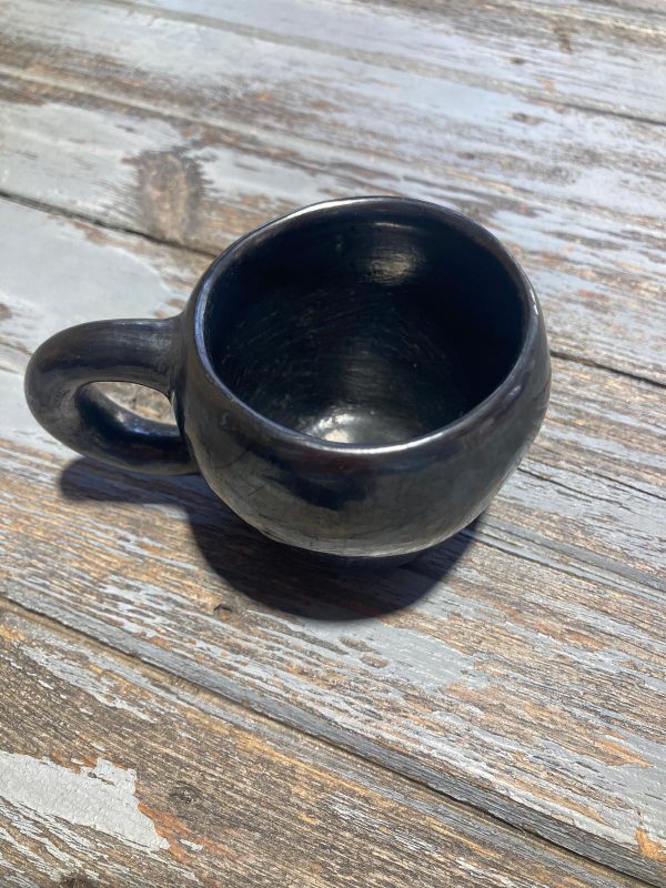 Las vajillas de barro negro de Oaxaca son una joya de la artesanía mexicana, reconocidas por su belleza y singularidad. Este material, que proviene de la rica tierra oaxaqueña, no solo es un símbolo cultural, sino también una muestra del talento y la tradición de los artesanos de la región. ¿Qué es el barro negro? El barro negro es un tipo de cerámica que se caracteriza por su color oscuro y su acabado brillante. Su proceso de elaboración se remonta a siglos atrás y es parte integral de la identidad oaxaqueña. Las vajillas son creadas a mano, lo que les otorga un carácter único y auténtico. Proceso de elaboración La creación de vajillas de barro negro comienza con la recolección de la arcilla, que es moldeada a mano utilizando técnicas tradicionales. Después de ser moldeadas, las piezas se secan al sol y se cocinan en hornos de leña. Este proceso no solo resalta la belleza natural del barro, sino que también les confiere resistencia y durabilidad. Usos y beneficios Las vajillas de barro negro no solo son decorativas; son ideales para servir alimentos. Su capacidad para retener el calor las convierte en una opción perfecta para comidas calientes. Además, su diseño artesanal las hace perfectas para cualquier ocasión, desde cenas informales hasta celebraciones especiales. Conservación y sostenibilidad Elegir vajillas de barro negro de Oaxaca es también una elección sostenible. Al apoyar a los artesanos locales, contribuyes a la preservación de técnicas ancestrales y a la economía de la región. La producción de estas piezas se realiza con métodos tradicionales que minimizan el impacto ambiental. Dónde comprar Si buscas vajillas de barro negro de Oaxaca en Europa puedes encontrarlas en La Revuelta. Somos especialistas en importación de artesanía mexicana a Europa y nos preocupamos para que los productos lleguen en excelentes condiciones a tu casa y con los requisitos sanitarios necesarios. Certificado de sanidad La Revuelta cumple con la normativa del Real Decreto 891/206 de límites de cadmio y plomo, y disponemos de certificados para avalar esta normativa. Conclusión Este plato ensalada barro negro y la vajilla de barro negro de Oaxaca son más que simples utensilios; son una representación del arte y la cultura mexicana. Invertir en estas piezas es una forma de celebrar la tradición y apoyar a los artesanos que mantienen viva esta herencia. ¡Descubre la belleza y funcionalidad de estas maravillosas vajillas y añade un toque auténtico a tu hogar!