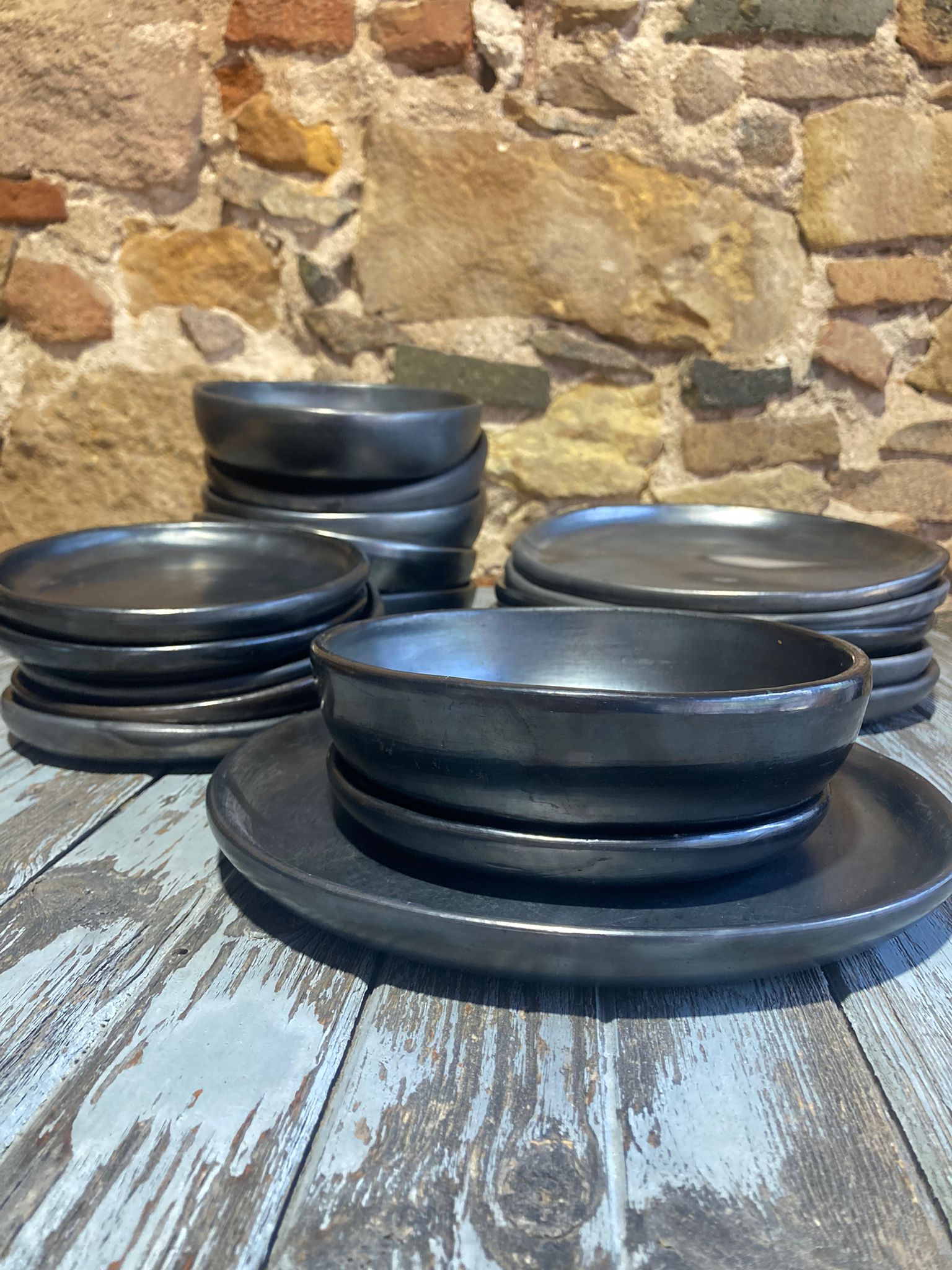 Vajilla completa de barro negro de Oaxaca en tienda mexicana en Barcelona