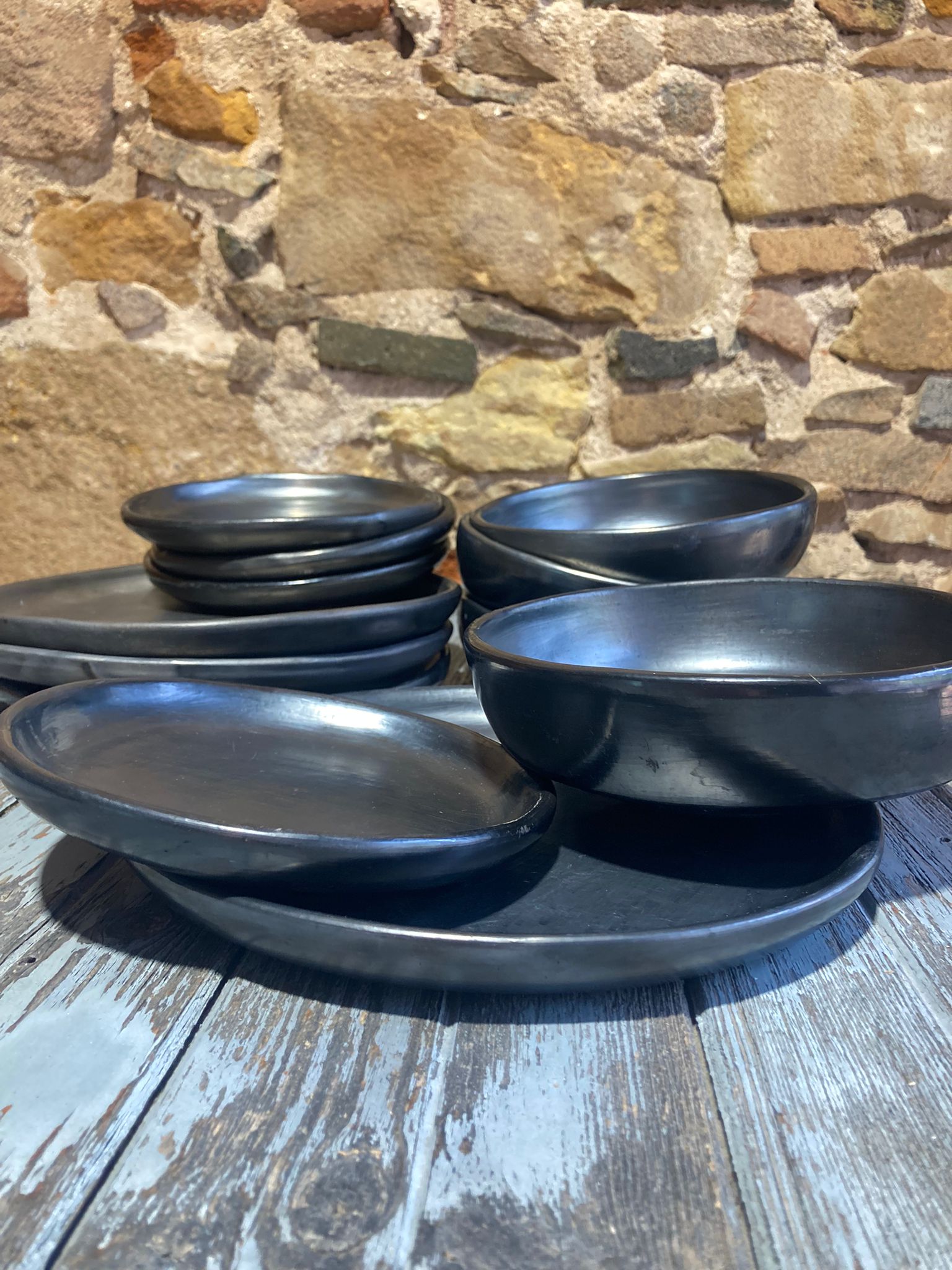 Vajilla completa de barro negro de Oaxaca en tienda mexicana en Barcelona
