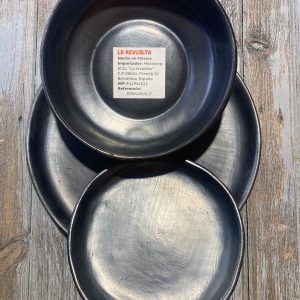 Vajilla completa de barro negro de Oaxaca en tienda mexicana en Barcelona