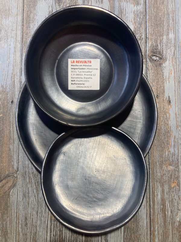 Vajilla completa de barro negro de Oaxaca en tienda mexicana en Barcelona