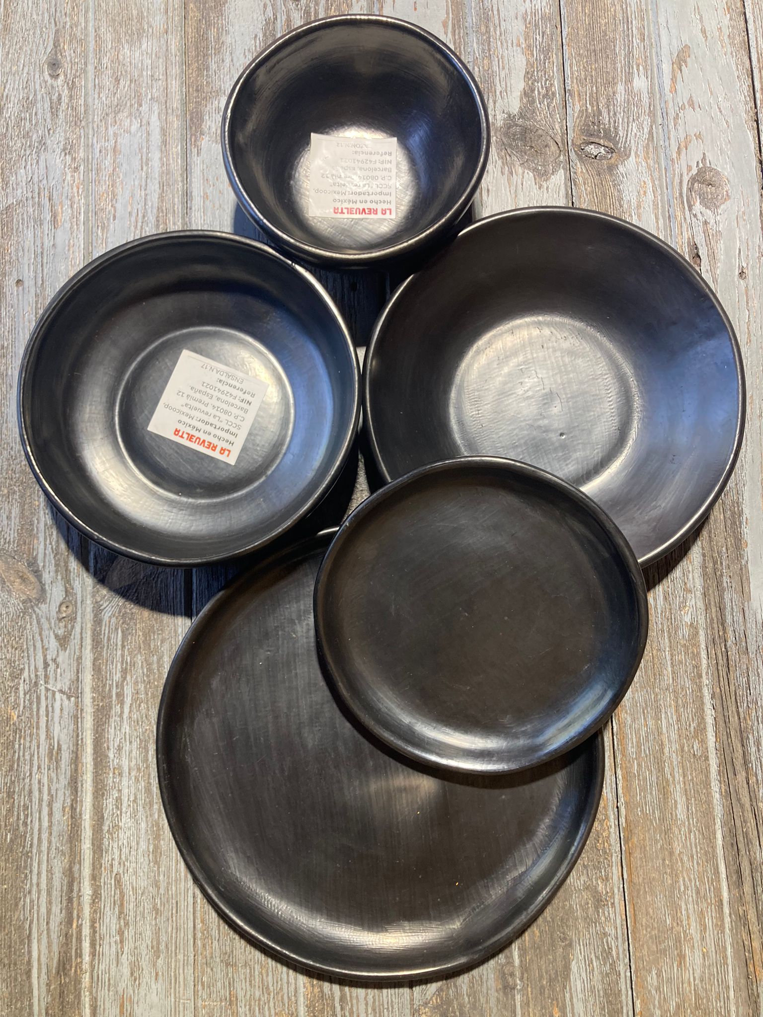 Vajilla completa de barro negro de Oaxaca en tienda mexicana en Barcelona