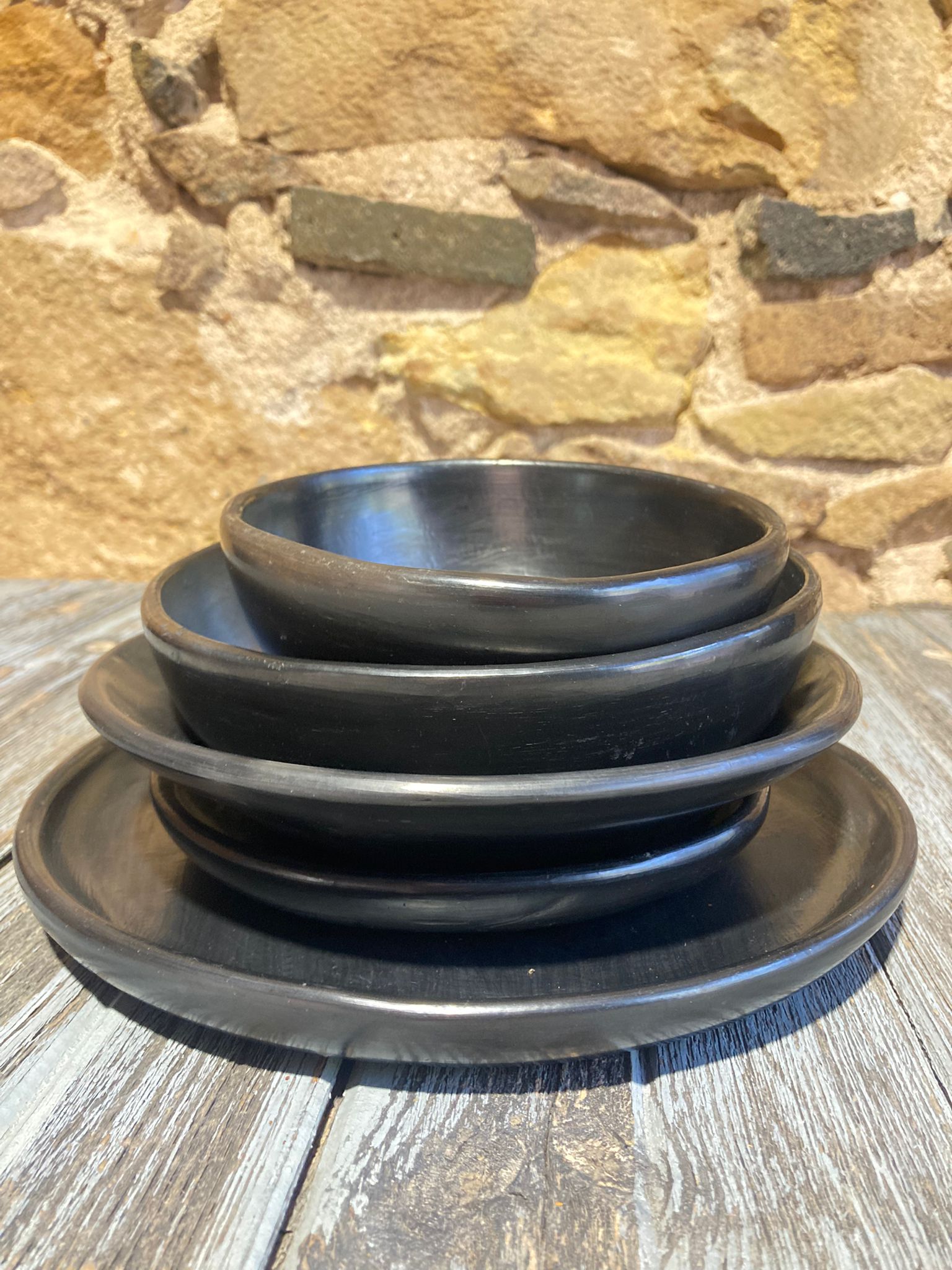 Vajilla completa de barro negro de Oaxaca en tienda mexicana en Barcelona