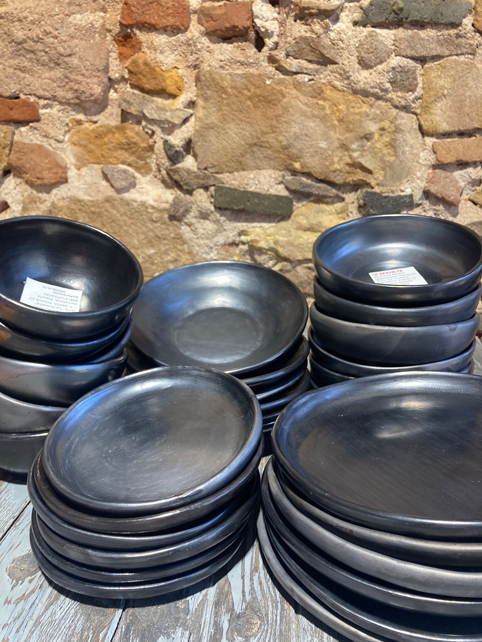 Vajilla completa de barro negro de Oaxaca en tienda mexicana en Barcelona