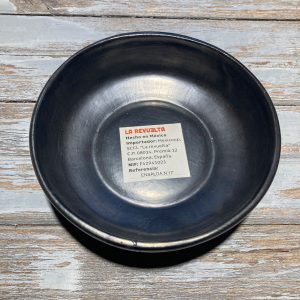 Las vajillas de barro negro de Oaxaca son una joya de la artesanía mexicana, reconocidas por su belleza y singularidad. Este material, que proviene de la rica tierra oaxaqueña, no solo es un símbolo cultural, sino también una muestra del talento y la tradición de los artesanos de la región.