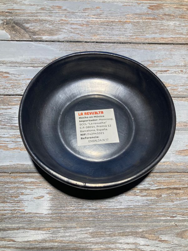 Las vajillas de barro negro de Oaxaca son una joya de la artesanía mexicana, reconocidas por su belleza y singularidad. Este material, que proviene de la rica tierra oaxaqueña, no solo es un símbolo cultural, sino también una muestra del talento y la tradición de los artesanos de la región.