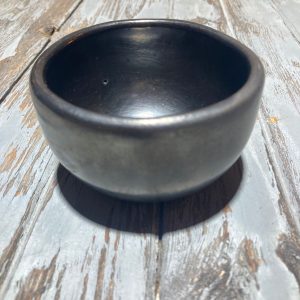 El barro negro es un tipo de cerámica que se caracteriza por su color oscuro y su acabado brillante. Su proceso de elaboración se remonta a siglos atrás y es parte integral de la identidad oaxaqueña. Las vajillas son creadas a mano, lo que les otorga un carácter único y auténtico.
