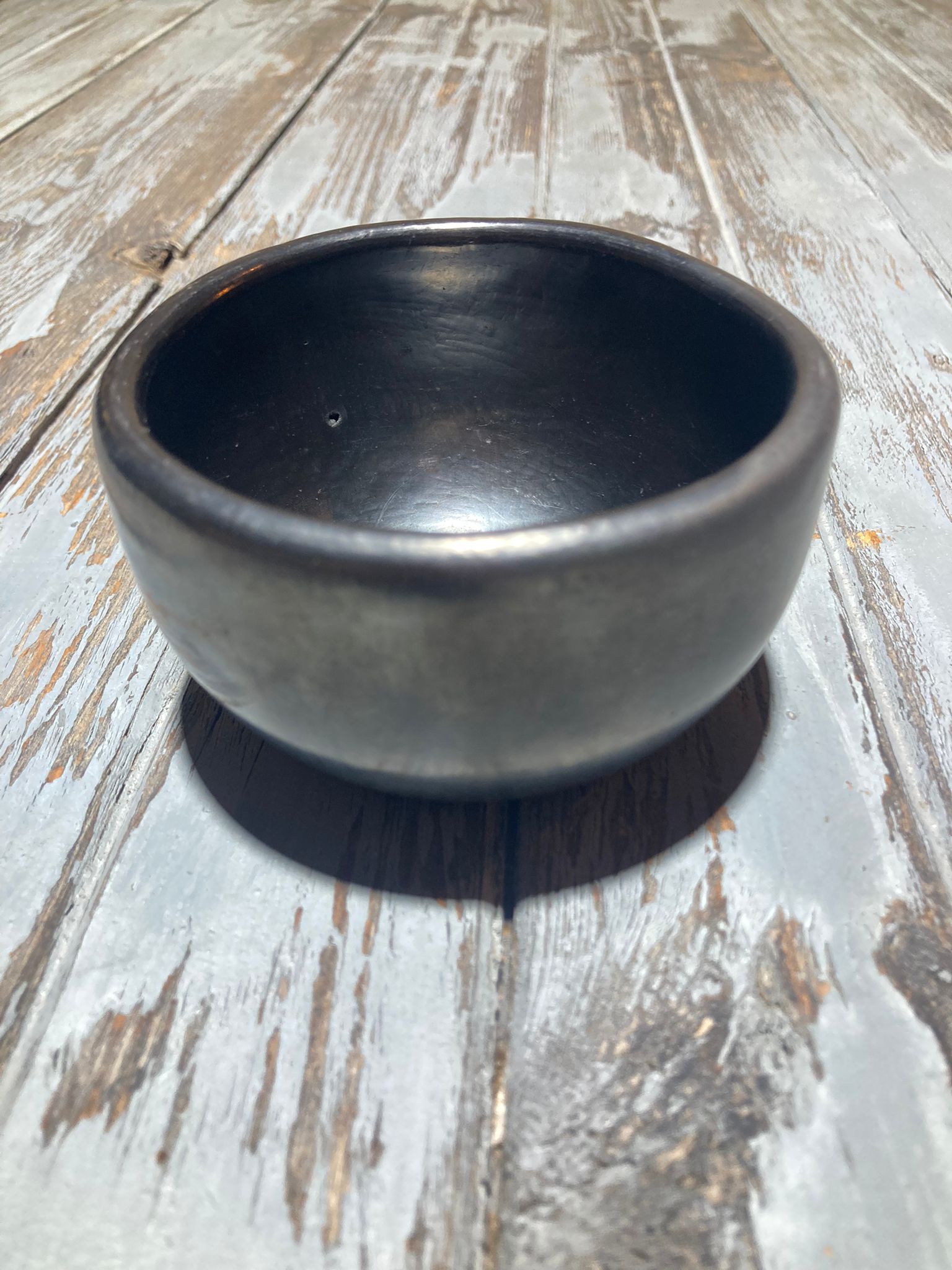 El barro negro es un tipo de cerámica que se caracteriza por su color oscuro y su acabado brillante. Su proceso de elaboración se remonta a siglos atrás y es parte integral de la identidad oaxaqueña. Las vajillas son creadas a mano, lo que les otorga un carácter único y auténtico.
