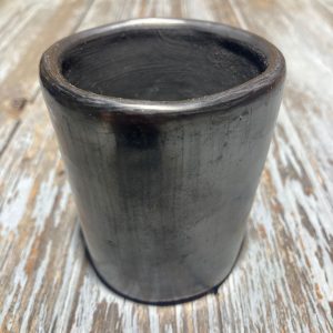 El barro negro es un tipo de cerámica que se caracteriza por su color oscuro y su acabado brillante. Su proceso de elaboración se remonta a siglos atrás y es parte integral de la identidad oaxaqueña. Las vajillas son creadas a mano, lo que les otorga un carácter único y auténtico.