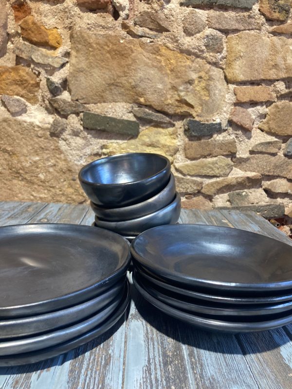Vajilla completa de barro negro de Oaxaca en tienda mexicana en Barcelona