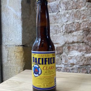 Cerveza mexicana Pacífico en tienda en Barcelona