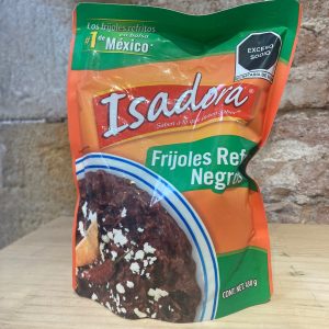 Frijoles negros refritos en tienda en Barcelona