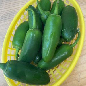 Jalapeños frescos en tienda en Barcelona