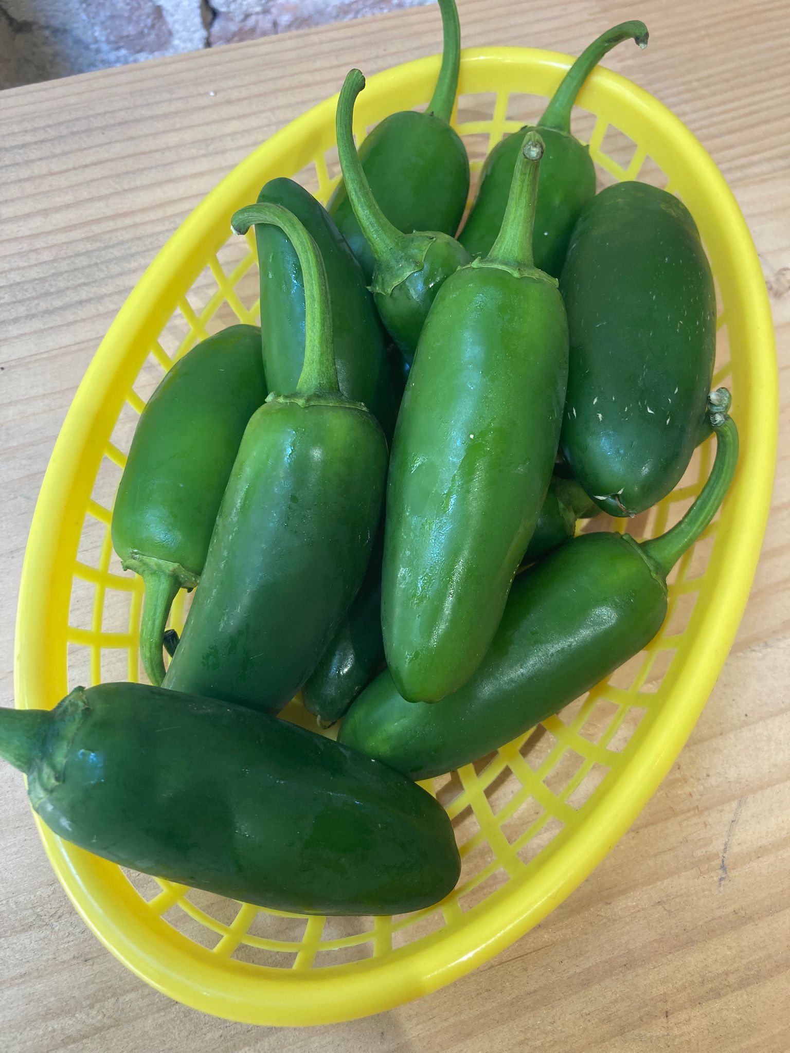 Jalapeños frescos en tienda en Barcelona