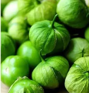 Tomatillo verde fresco en tienda mexicana en Barcelona
