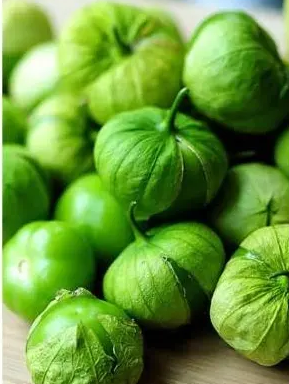 Tomatillo verde fresco en tienda mexicana en Barcelona