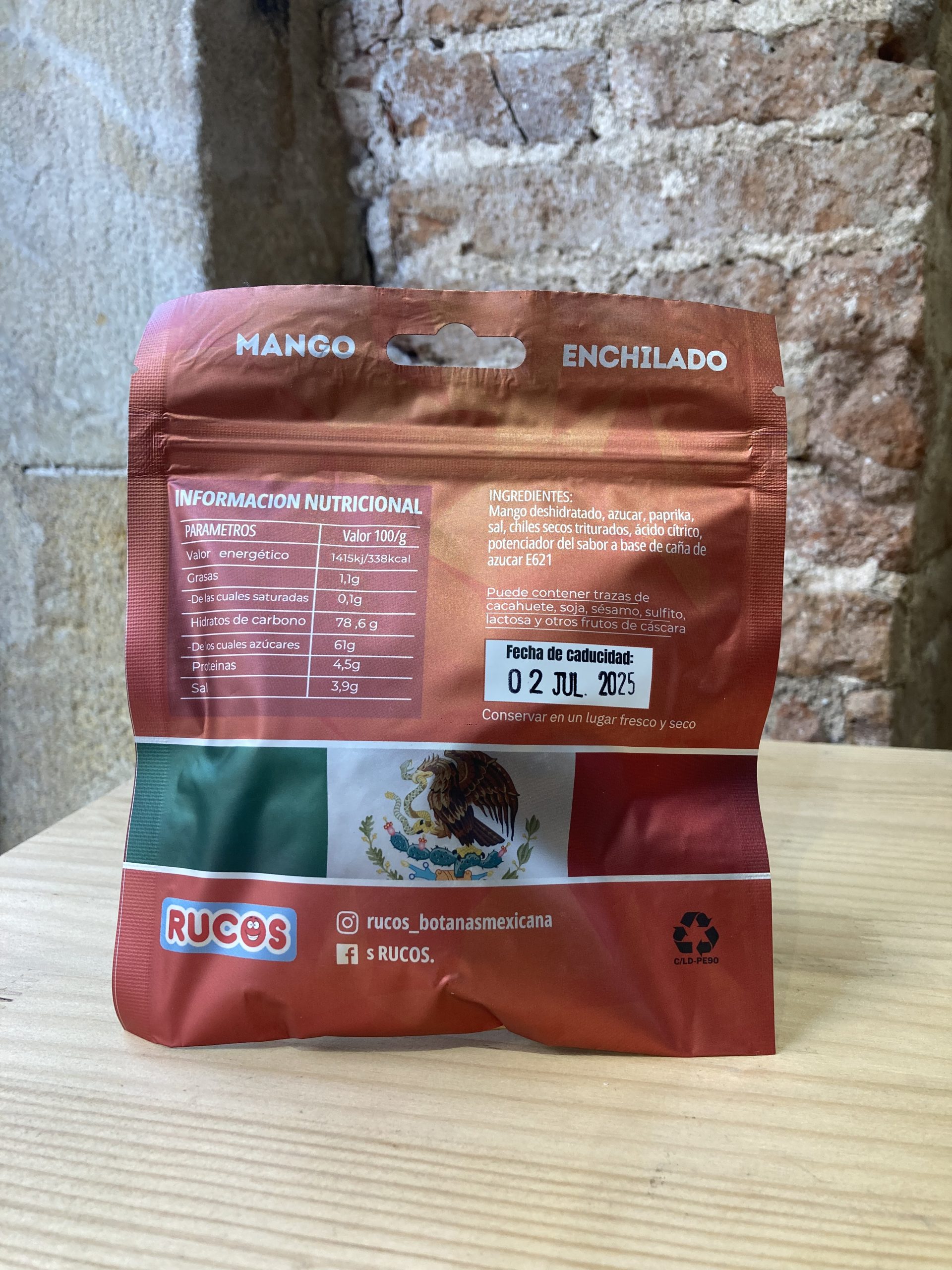 Paquete de mango enchilado en tienda en Barcelona