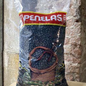 Saco de frijoles secos de 5 kilos en tienda en Barcelona