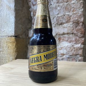 Botella de cerveza Negra Modelo en tienda en Barcelona