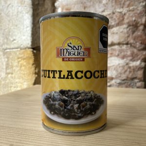 Lata de cuitlacoche en conserva en tienda mexicana en España