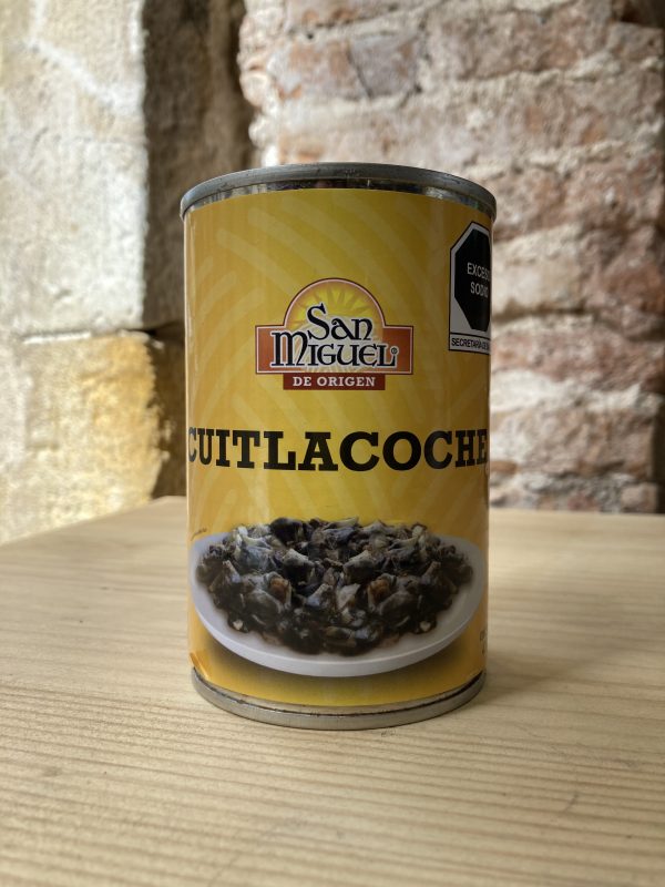 Lata de cuitlacoche en conserva en tienda mexicana en España