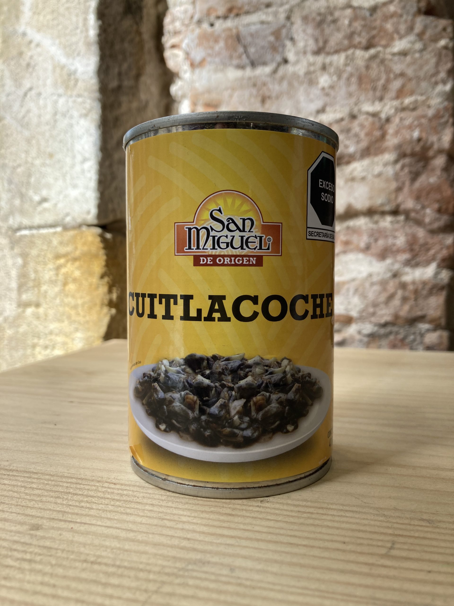 Lata de cuitlacoche en conserva en tienda mexicana en España