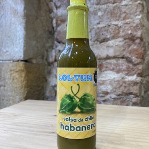 Salsa de habanero verde mexicana en tienda en Barcelona
