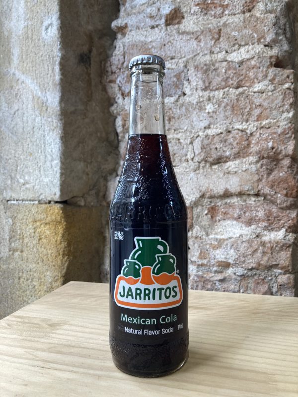 Botella de jarritos de cola en tienda en Barcelona