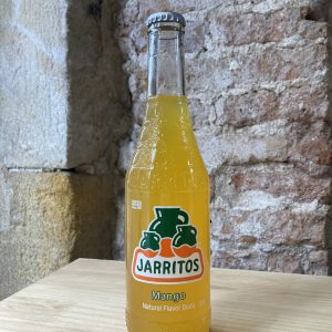 Botella de jarritos de mango en tienda en Barcelona