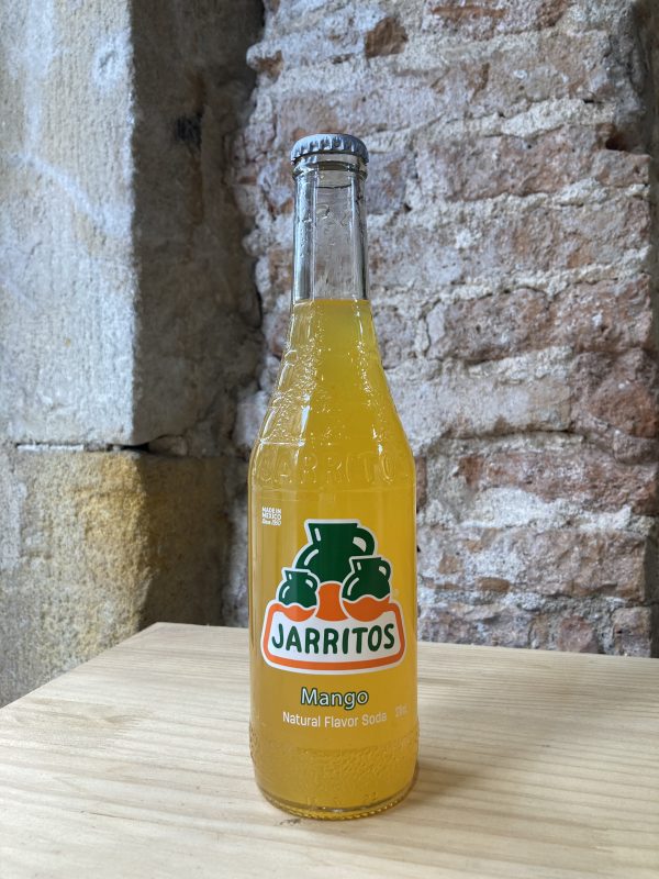 Botella de jarritos de mango en tienda en Barcelona