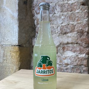 Botella de Jarritos de lima en tienda en Barcelona