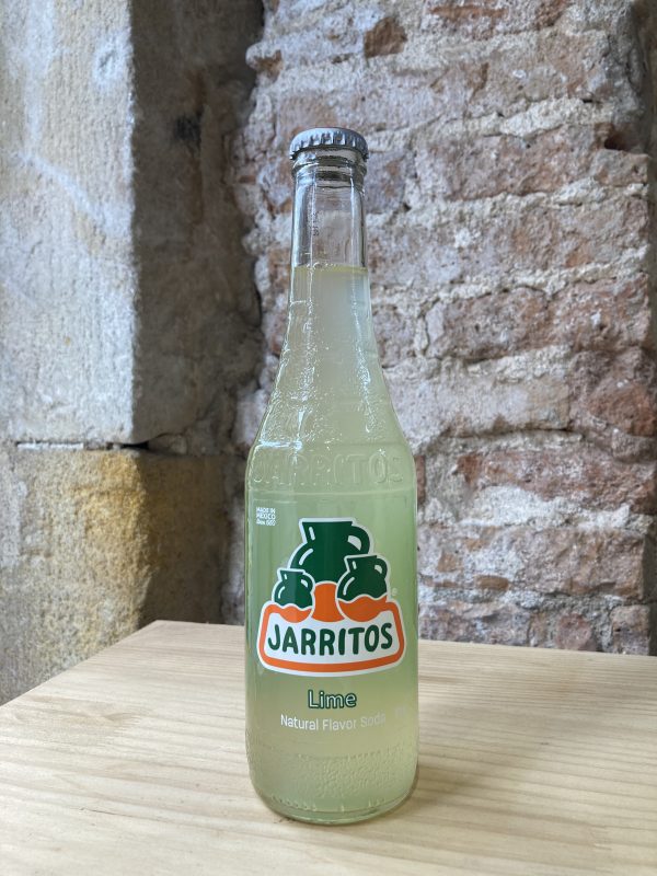 Botella de Jarritos de lima en tienda en Barcelona