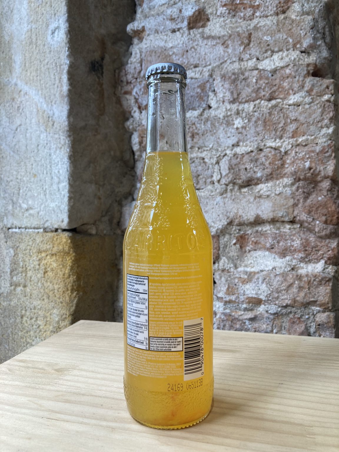 Botella de jarritos de mango en tienda en España