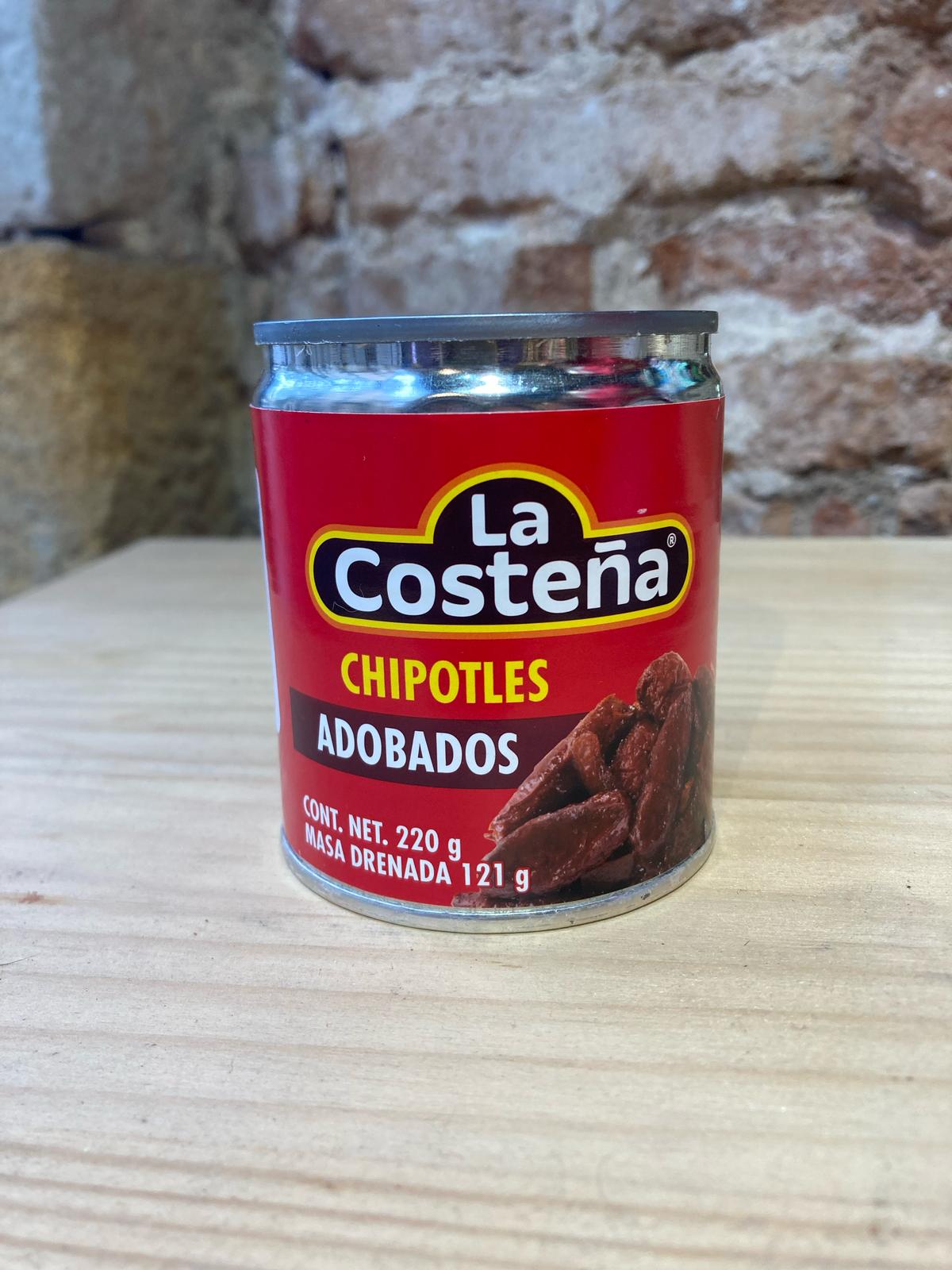 Lata de chile chipotle La Costeña en tienda mexicana en Barcelona