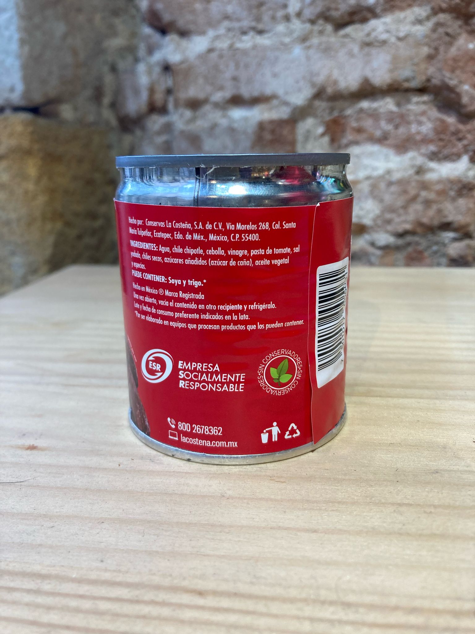 Chiles chipotles en lata en tienda mexicana en España