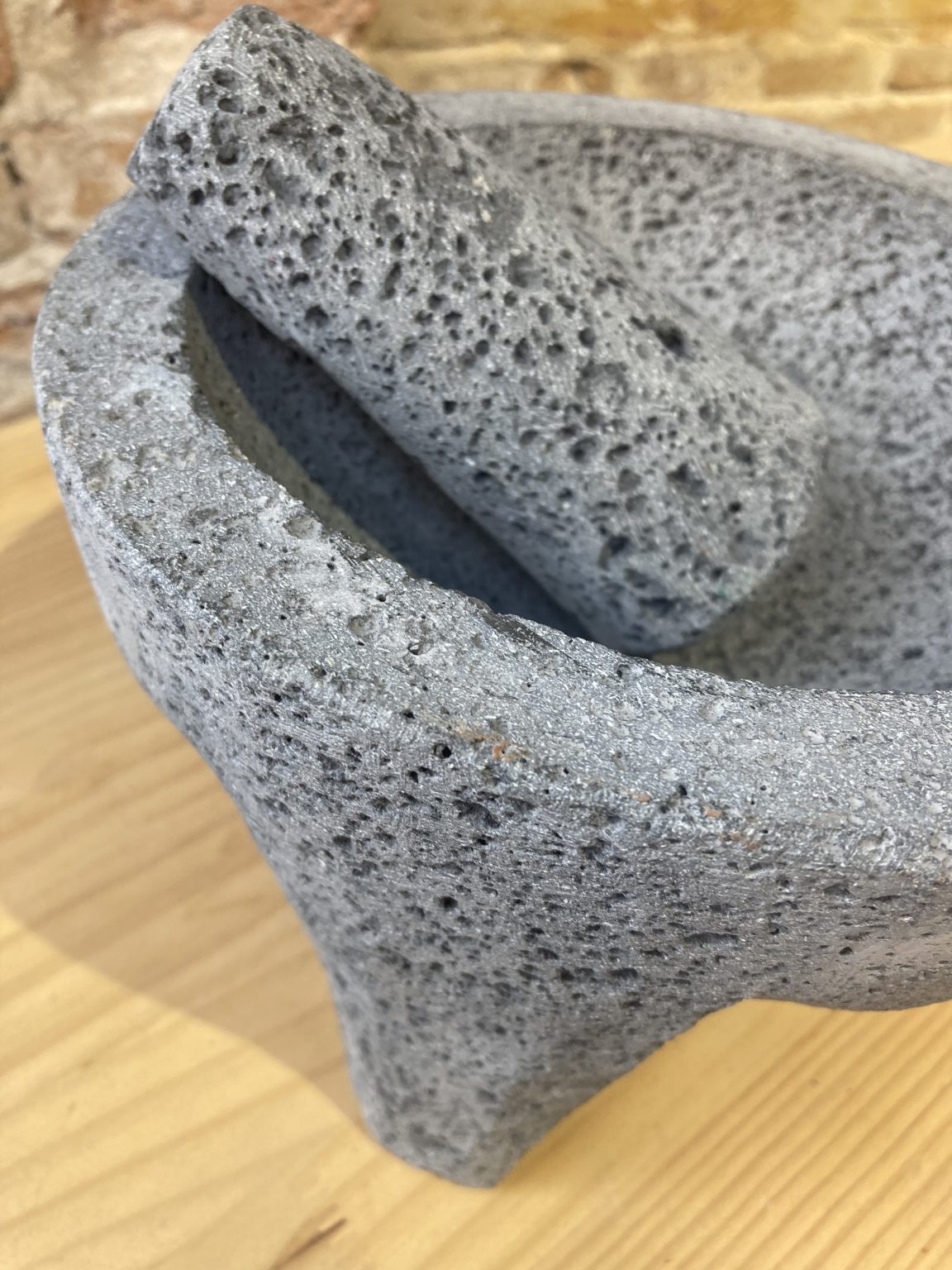 Molcajete mexicano en tienda mexicana en España