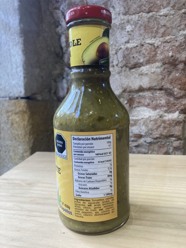 Frasco de cristal de salsa picante mexicana con aguacate