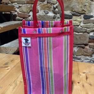 Bolsita de mano mexicana colorida en tienda en España