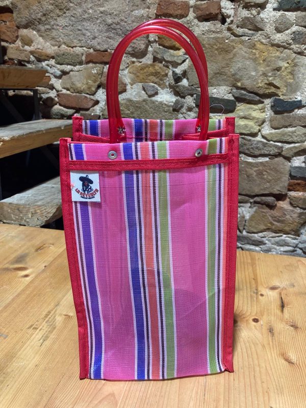 Bolsita de mano mexicana colorida en tienda en España