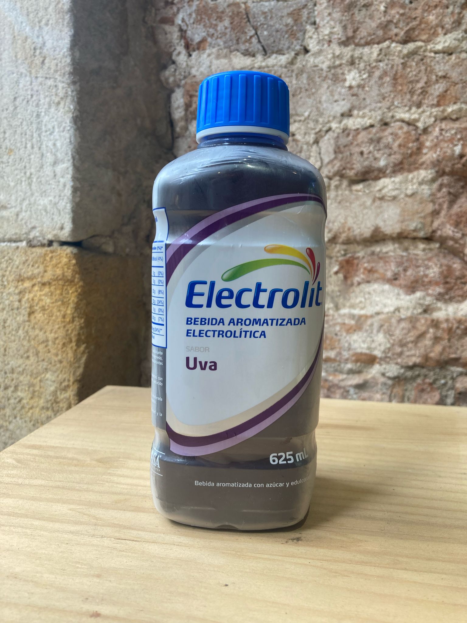 Botella de electrolit en tienda mexicana en Barcelona