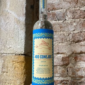 Botella de mezcal 400 conejos en tienda en Barcelona