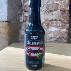 Salsa picante de habanero negro de la marca El Yucateco.