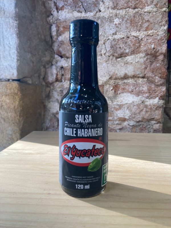 Salsa picante de habanero negro de la marca El Yucateco.