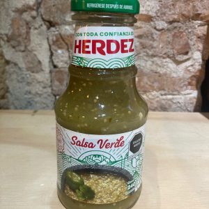 Salsa de tomatillo verde mexicana en tienda en Barcelona